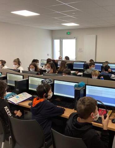 Les 6èmes en salle multimédia